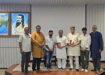 RSS Sarkaryavah Dattatreya Hosabale releases book on Sree Narayana Guru