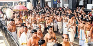 ക്ഷേത്രദർശനം: ഒരു നൂറ്റാണ്ടിനപ്പുറമൊരു ‘ഷർട്ട് വിവാദം’
